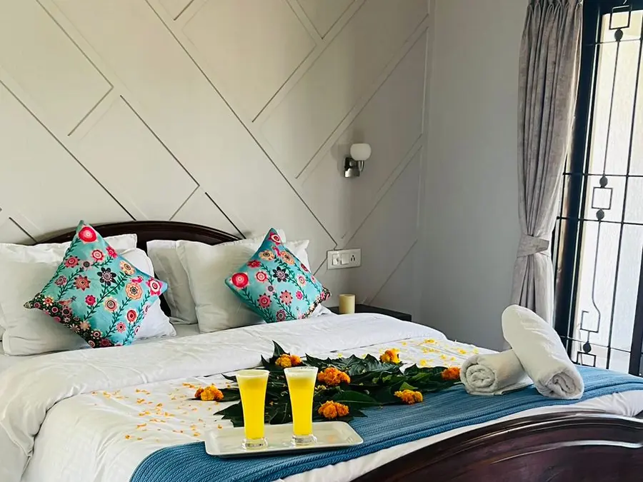 King bedroom with balcony access — Carpe Diem, Lonavala