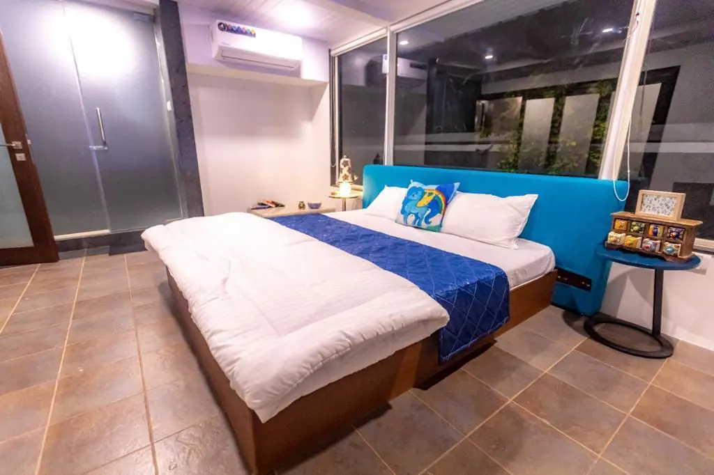 King bedroom on the lower level — Carpe Diem, Lonavala