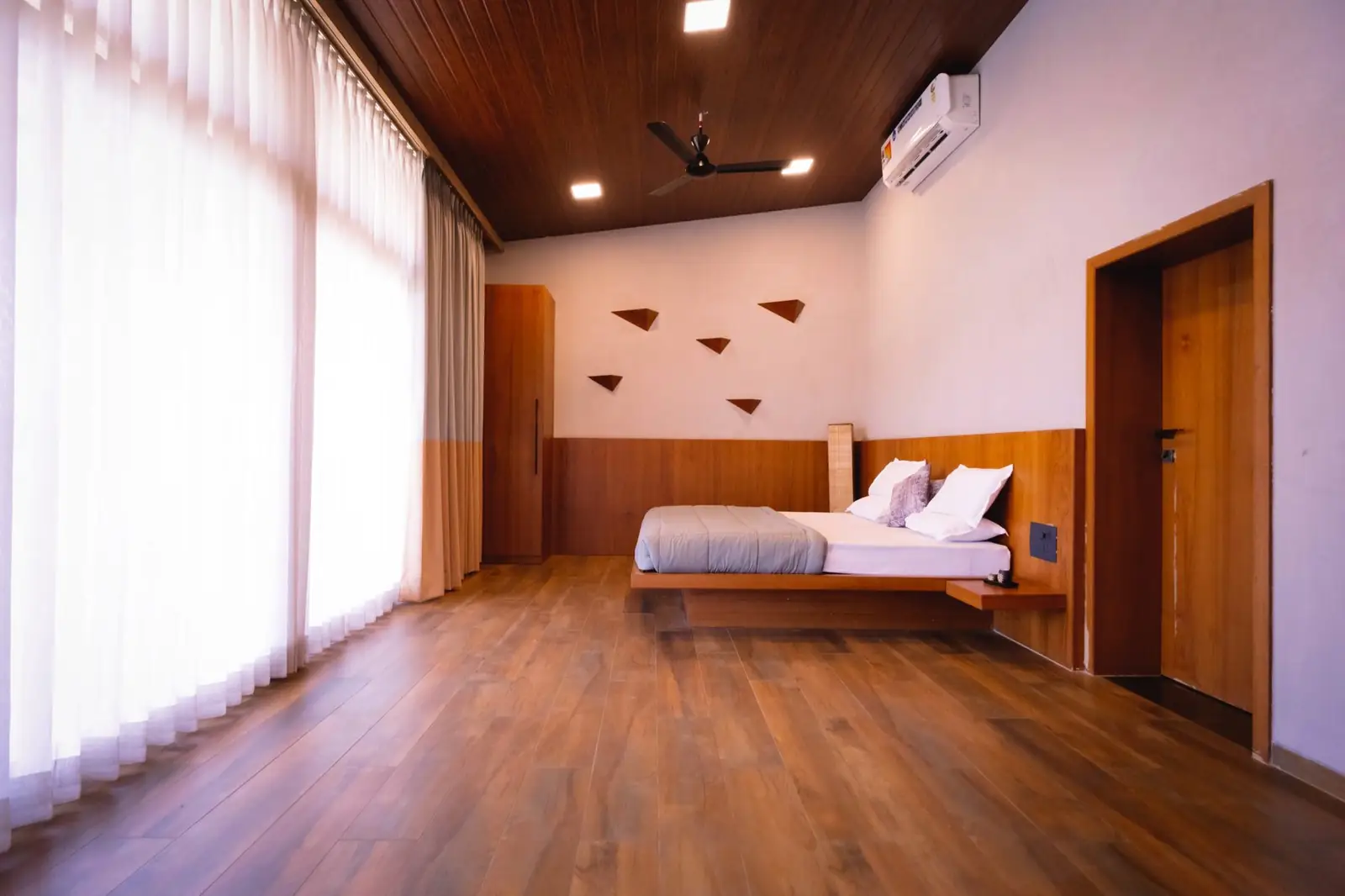 Sol — king bedroom — The Flo Villa, Igatpuri