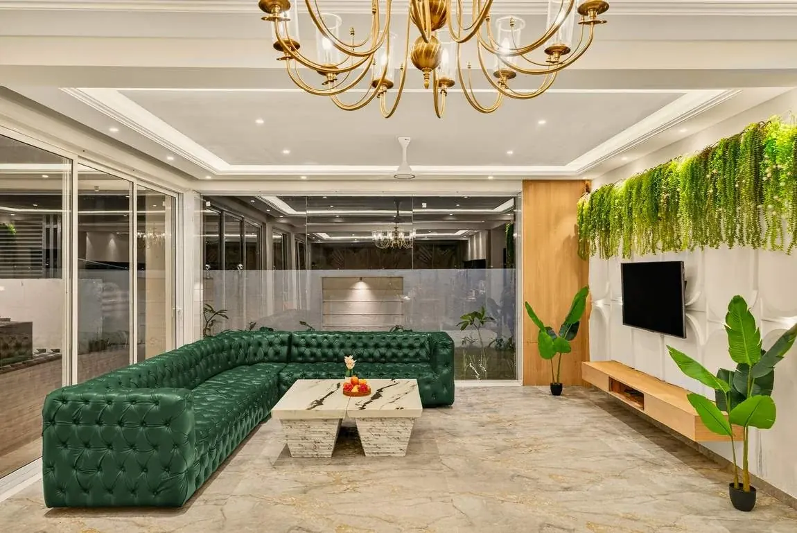 Lounge with TV and green wall — Greenwood Villa, Igatpuri