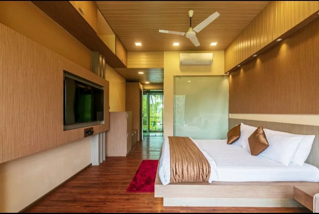 Bedroom with ensuite bathroom — Heritage Villa, Nagaon Alibaug